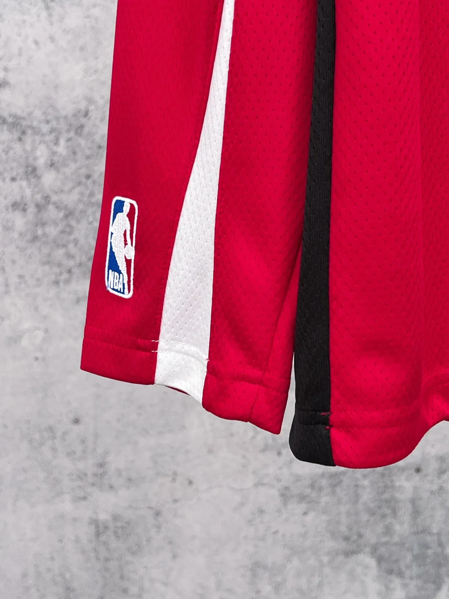 💰P140（ : ） 【 . Quality】BALENCI*GA/ SS 26New Arrival NBA Series T 。 ， NBASeries 。 ， 。 SS 26 New Arrival。 ， 。 。 Authentic ， 。 。 220 ， . ， 。 。 。 ， ， 。 。 。 OS . Same Style ：BL 265097 ：Black，White，Red Size：XS S M L
